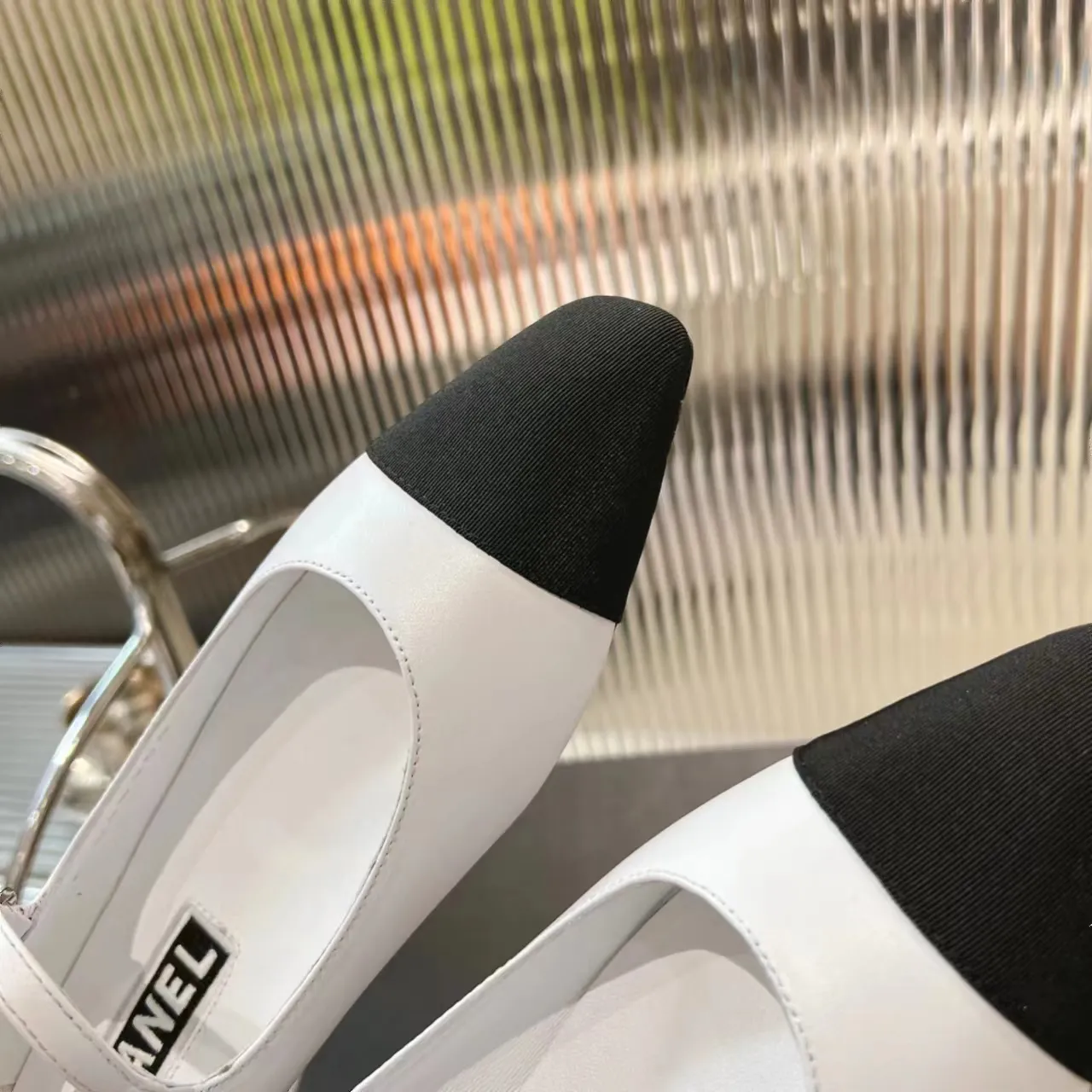 👟👟Ex-factory price 520👟👟 (Top version) CHANEL 24P early spring new trapezoidal toe high-heeled shoes, high version of one-strap, pointed square toe, color-blocked Mary Jane shoes, Xiaoxiang𝐂's two most popular shoes this year are these small silver shoes and big-toe shoes. It is difficult to find these shoes in the counter. It breaks the conventional pointed square toe design and gives people a refreshing feeling. I thought it was good-looking. Only when you put it on your feet will you know how easy it is to wear. It is really special and fashionable. The side rhinestones 𝐋𝐨𝐠𝐨 are very eye-catching. The smooth shoe shape is full of high-end feeling. I can think of countless outfits at the moment. Upper: imported cowhide/metallic film grain leather. Foot pad: sheepskin. Lining: sheepskin. Sole: Italian genuine leather outsole. Heel height: 1cm. Color: white/silver/black/pink. 4 colors size: 35-40 (41 made to order, non-refundable and non-exchangeable)